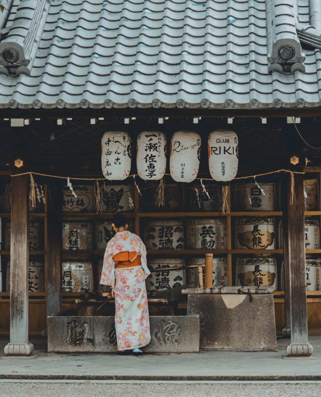 歴史感じる街並みを和服で