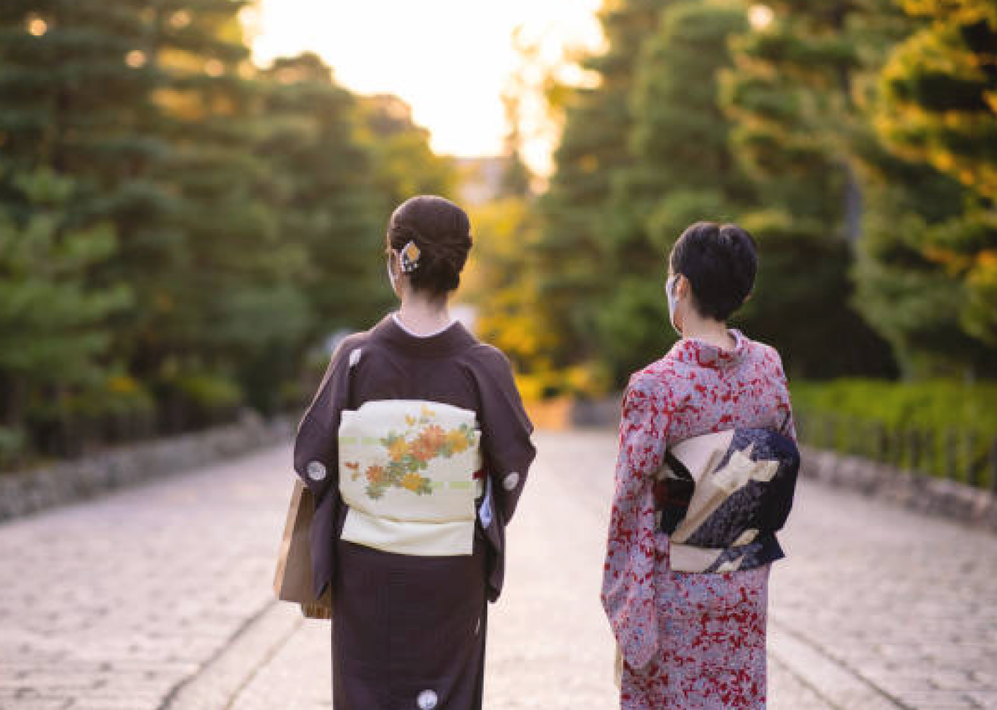 歴史感じる街並みを和服で